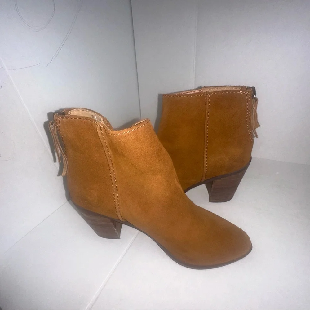 Women's boots in light brown suede size 7. (107)